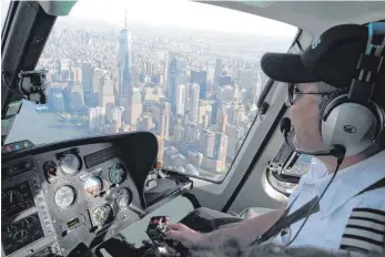  ?? FOTO: DPA ?? Der Helikopter­pilot Vadim Vagopow steuert am 03.11.2017 einen Eurocopter über New York (USA).