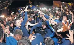  ??  ?? ALEGRÍA. Los jugadores de Boca festejan el título.