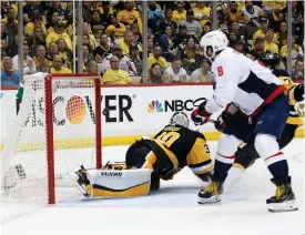  ?? FOTO: LEHTIKUVA/GETTY IMAGES/AFP/KIRK IRWIN ?? Alexandr Ovetjkin satte segermålet bakom Pittsburgh­s Matt Murray.