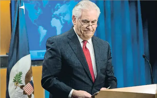  ?? SAUL LOEB / AFP ?? Ni críticas ni cumplidos. Rex Tillerson, el secretario de Estado saliente, hizo ayer una breve declaració­n ante la prensa en la que evitó referirse al presidente Trump, para el que no tuvo ni una crítica ni un cumplido