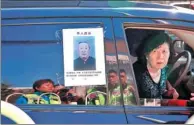  ?? ZOU HONG / CHINA DAILY ?? A relative conducts a search for a missing senior, whose details are posted on her car window.