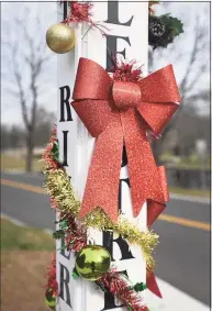  ??  ?? An elaboratel­y decorated street sign at West River and Maple streets in Milford.