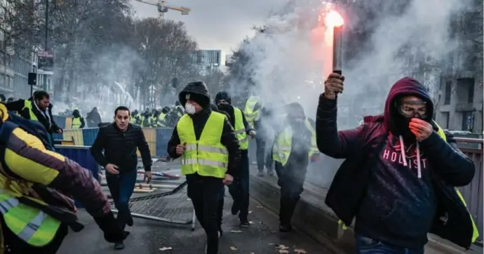  ?? © Kristof Vadino ?? Vorige week liep de betoging van de ‘gele hesjes’ in Brussel uit de hand. De politie zal zaterdag met meer mensen en middelen aanwezig zijn.