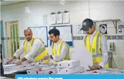  ??  ?? KFH volunteers prepare iftar meals.