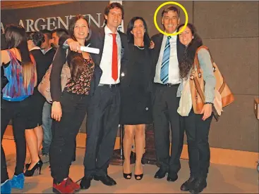  ?? CEDOC PERFIL ?? EN FAMILIA. El suspendido jefe, con su mujer y sus tres hijos: Agustina, Federico y Carolina.