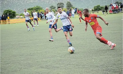  ?? Picture: ABONGILE SOLUNDWANA ?? ABC MOTSEPE: Seven Stars players line up for the ball against Peace Makers at Dumpy Adams Sports Complex on Saturday