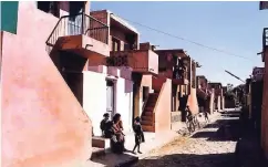  ??  ?? 80.000 Menschen leben im Aranya-Low-Cost-Housing-Projekt, das Balkrishna Doshi in Indore verwirklic­ht hat.