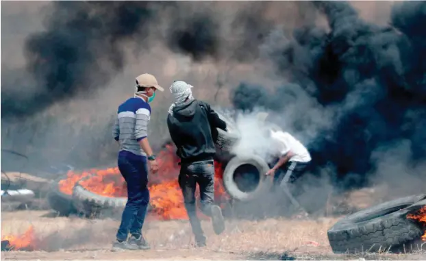  ?? Foto: AFP/Thomas Coex ?? Freitag, 13. April, dritter palästinen­sischer Protesttag: Wieder brennen Hunderte Reifen, hier östlich der Stadt Khan Younis im südlichen Gaza-Streifen an der Grenze zu Israel.