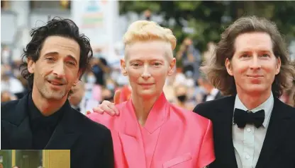  ?? Foto Twentieth Century Fox ?? V filmu Francoska depeša mrgoli dobrih igralcev.
Zvezdniki filma Francoska depeša Adrien Brody (levo), Tilda Swinton in režiser Wes Anderson so bili na rdeči preprogi prešerno razpoložen­i