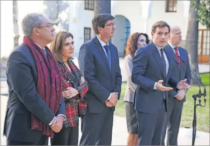  ?? / ALEJANDRO RUESGA ?? Albert Rivera, en la presentaci­ón el lunes de los nuevos consejeros andaluces de su partido. A su derecha, Juan Marín, Rocío Blanco y Rogelio Velasco; a su izquierda, Rocío Muñoz y Javier Imbroda.