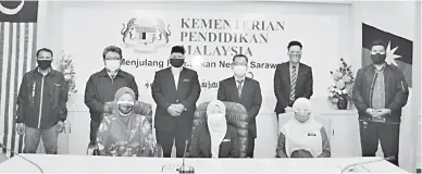  ??  ?? KE ALBUM: Dr. Norsiah (duduk tengah) enggau Nor Dalila (duduk kiba) Suharyati (duduk kanan) sereta bala Direktor Kolej Komuniti Sarawak.