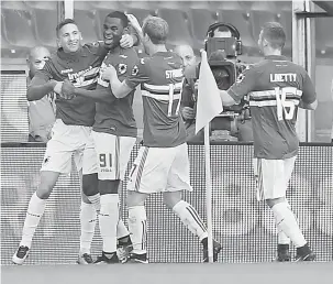  ?? — Gambar AFP ?? CERIA: Zapata (dua kiri) meraikan jaringanny­a bersama rakan sepasukan ketika beraksi pada perlawanan Serie A Itali menentang Juventus di Stadium Luigi Ferraris, Genoa Ahad lepas.