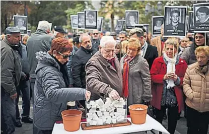  ?? (PEDRO CASTILLO) ?? Memoria. En Córdoba, la gente depositó una piedra por cada una de las 85 víctimas del atentado.