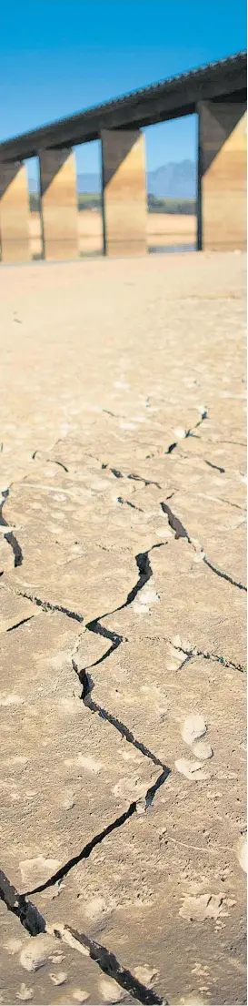  ??  ?? Der Theewaters­kloof Dam, der einst größte Wasserspei­cher Kapstadts, ist mittlerwei­le fast ausgetrock­net.