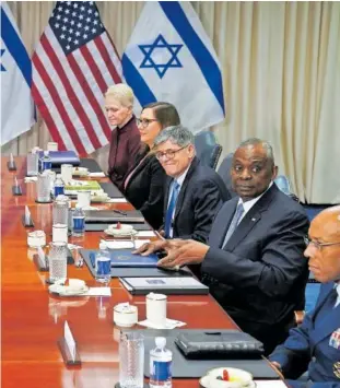  ?? REUTERS ?? El Secretario de Defensa de EE UU, Lloyd J. Austin (segundo por la derecha), se reúne con el Ministro de Defensa israelí, Yoav Gallant (segundo por la izquierda), ayer en el Pentágono.