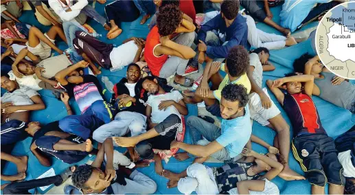  ??  ?? In attesa Migranti africani in Libia, trasferiti nel centro di Ganzour durante gli scontri tra milizie a Tripoli, lo scorso 5 settembre
