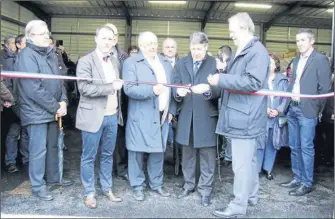  ??  ?? Symbolique­ment le ruban est coupé pour inaugurer l’usine d’eau potable