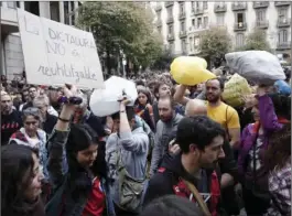  ?? J. D. ?? Los manifestan­tes arrojan bolsas de basura ante Delegación del Gobierno.