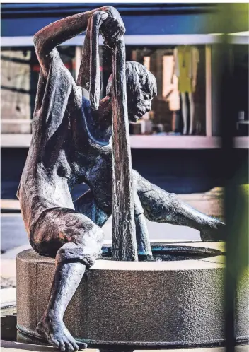  ?? RP-FOTO: GOTTFRIED EVERS ?? Ein Wüllenwebe­r wäscht sein Tuch im Brunnen. Künstler Dieter von Levetzow hat den Brunnen 1994 geschaffen. Er erinnert an der Brückenstr­aße vor der Sparkasse an die Weber-Geschichte der Stadt.