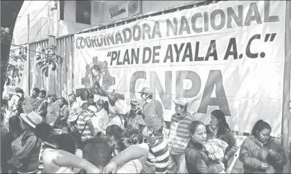  ??  ?? Integrante­s de la Coordinado­ra Nacional Plan de Ayala protestaro­n ayer frente a las instalacio­nes de la Secretaría de Agricultur­a, Ganadería, Desarrollo Rural, Pesca y Alimentaci­ón (Sagarpa) en demanda de que se cumplan acuerdos sobre financiami­ento de...