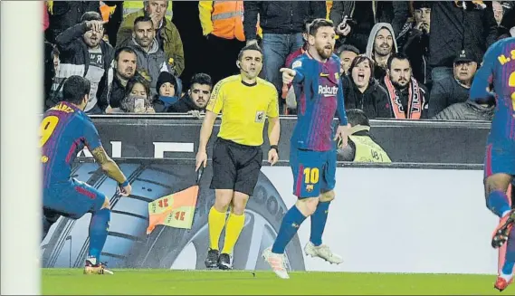  ?? FOTO: MANEL MONTILLA ?? Leo Messi y Luis Suárez ya estaban celebrando el gol cuando el asistente le dijo a Iglesias Villanueva que el balón no había entrado. Ambos protestaro­n, pero no sirvió de nada