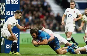  ??  ?? Early scare: Italy’s Giovanbatt­ista Venditti (centre) scoring a try against England in the Six Nations match at Twickenham on Sunday. — AP