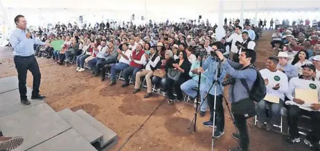  ??  ?? El gobernador Quirino Ordaz reiteró su compromiso y voluntad política de continuar con el apoyo a los pescadores.