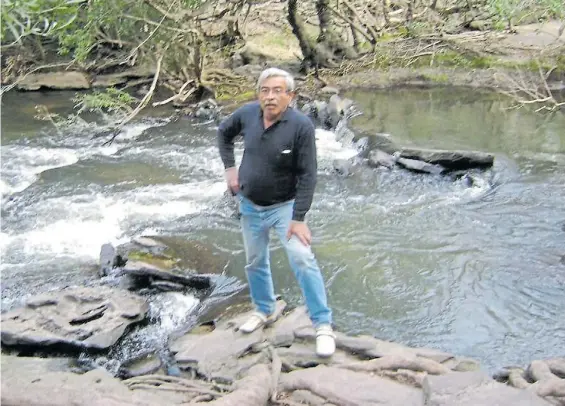  ??  ?? Víctima. La hija mayor de Hugo Castro le contó a Clarín que a su papá le encantaba “viajar y conocer lugares nuevos”, como en esta foto.