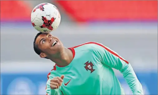  ??  ?? EN RUSIA. Cristiano, que está concentrad­o con su selección, debuta hoy con Portugal en la Copa Confederac­iones ante México (17:00 horas).