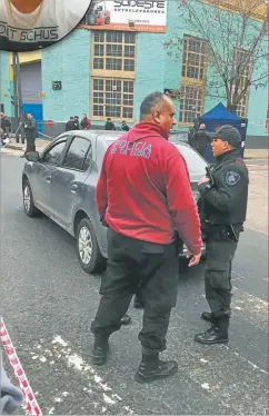  ?? FOTOS: @LORTIZALMO­NACID ?? TIROS. El policía disparó desde el auto y mató a Cristian (arriba).