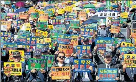  ?? AP ?? Members of the Korean Veterans Associatio­n denounce North Korea's nuclear and missile provocatio­n in Seoul on Tuesday.