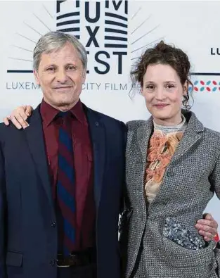  ?? Foto: Claude Piscitelli ?? Vicky Krieps und Viggo Mortensen bei der Preisgala des Luxembourg City Film Festival.