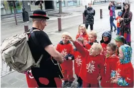  ??  ?? FÅ KJENNE PÅ NESA: 5-åringene falt pladask for klovnen Hagbart Frisk og ville gjerne tulle med ham.