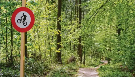  ?? Symbolfoto: imago ?? Ein Grundstück­seigentüme­r kann Radlern nicht so einfach verbieten, in seinem Waldstück zu fahren. Denn die Nutzung des Waldes durch jedermann ist in der bayerische­n Verfassung verankert.