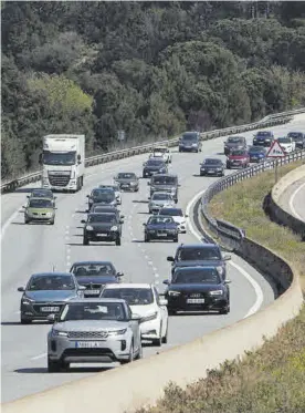  ?? DAVID APARICIO ?? Varios vehículos circulan por una autopista.