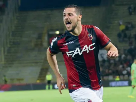  ??  ?? Sorriso Mattia Destro festeggia dopo uno dei tre gol realizzati in questa stagione