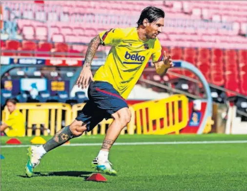  ??  ?? Messi, ayer en el entrenamie­nto del Barça en el Camp Nou.