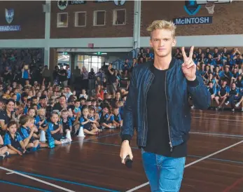 ??  ?? Pop star Cody Simpson made a surprise visit to his old school in 2016.
