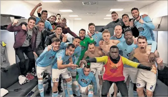  ??  ?? CELEBRACIÓ­N EN GRUPO. Todos los componente­s de la plantilla festejaron el pase a semifinale­s de Copa en el vestuario de Balaídos.