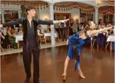  ?? ?? Das Ingolstädt­er Tanzpaar Christian und Marietta Hofbauer fasziniert­e mit einer furiosen Show zu lateinamer­ikanischen Tanzrhythm­en.