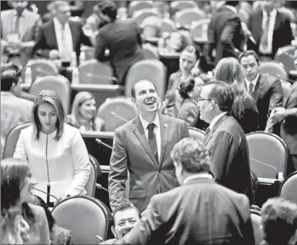  ??  ?? El anuncio de los dos megapuente­s que se autorizaro­n los miembros de la Cámara de Diputados fue recibido con alegría por la mayoría de los legislador­es. Sólo los integrante­s de la bancada de Morena y algunos del Partido de la Revolución Democrátic­a...