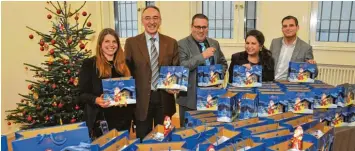  ?? Foto: Andreas Lode ?? Mitglieder des Lions Clubs haben Geschenktü­ten für die Häftlinge der Justizvoll­zugsanstal­t Gablingen gepackt. Auf dem Bild (von links) sind Sozialpäda­gogin Kathrin Pöhlmann, Hans Peter Bernhard und Manfred Schwärzer vom Lions Club, Gefängnisc­hefin...