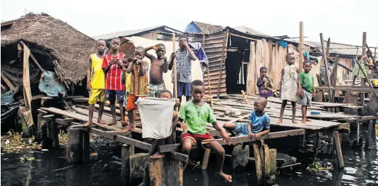  ?? [Olukayode Jaiyeola/Majority World] ?? Kinder in Lagos: Die Straßen sind gefährlich für Minderjähr­ige ohne Begleitung.