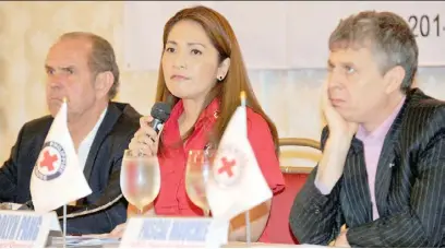  ?? Jay DIRECTO/agEnCE fRanCE-pREssE ?? gwEnDOlyn pang (C), secretary-general of the philippine Red Cross, gestures during a press briefing in Manila.