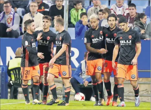  ??  ?? SENTENCIA. Los jugadores del Valencia festejan el segundo gol, logrado por Parejo de penalti en el descuento.