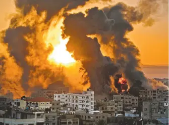  ??  ?? La Franja de Gaza comienza a verse en ruinas por los bombardeos de Israel