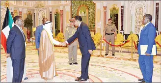  ??  ?? Left: HH the Amir Sheikh Sabah Al-Ahmad Al-Jaber Al-Sabah welcoming the visiting President of Equatorial Guinea to the Bayan Palace. Right: HH the Amir and the Crown Prince with the Equatorial Guinea President Teodoro Obiang
Nguema Mbasogo at the...