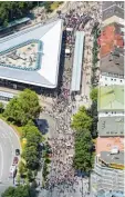  ?? Foto: Ulrich Wagner ?? Der Demonstrat­ionszug mit 5000 Teil nehmern aus der Luft.