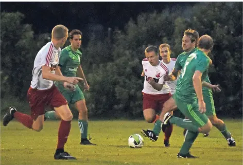  ?? RP-FOTO: MVO ?? Vernums Gianluca Antoniazzi (grünes Trikot, r.) klärt vor Wissels heranstürm­enden Eric Bömer (am Ball). Am Ende trennt man sich mit einem 1:1.