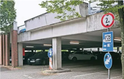  ?? NGZ-FOTO: A. TINTER ?? An der Ein- und Ausfahrt des Parkhauses am Bahnhof dürften in Zukunft Schranken stehen. Die Stadt will ab 2019 Parkgebühr­en erheben.